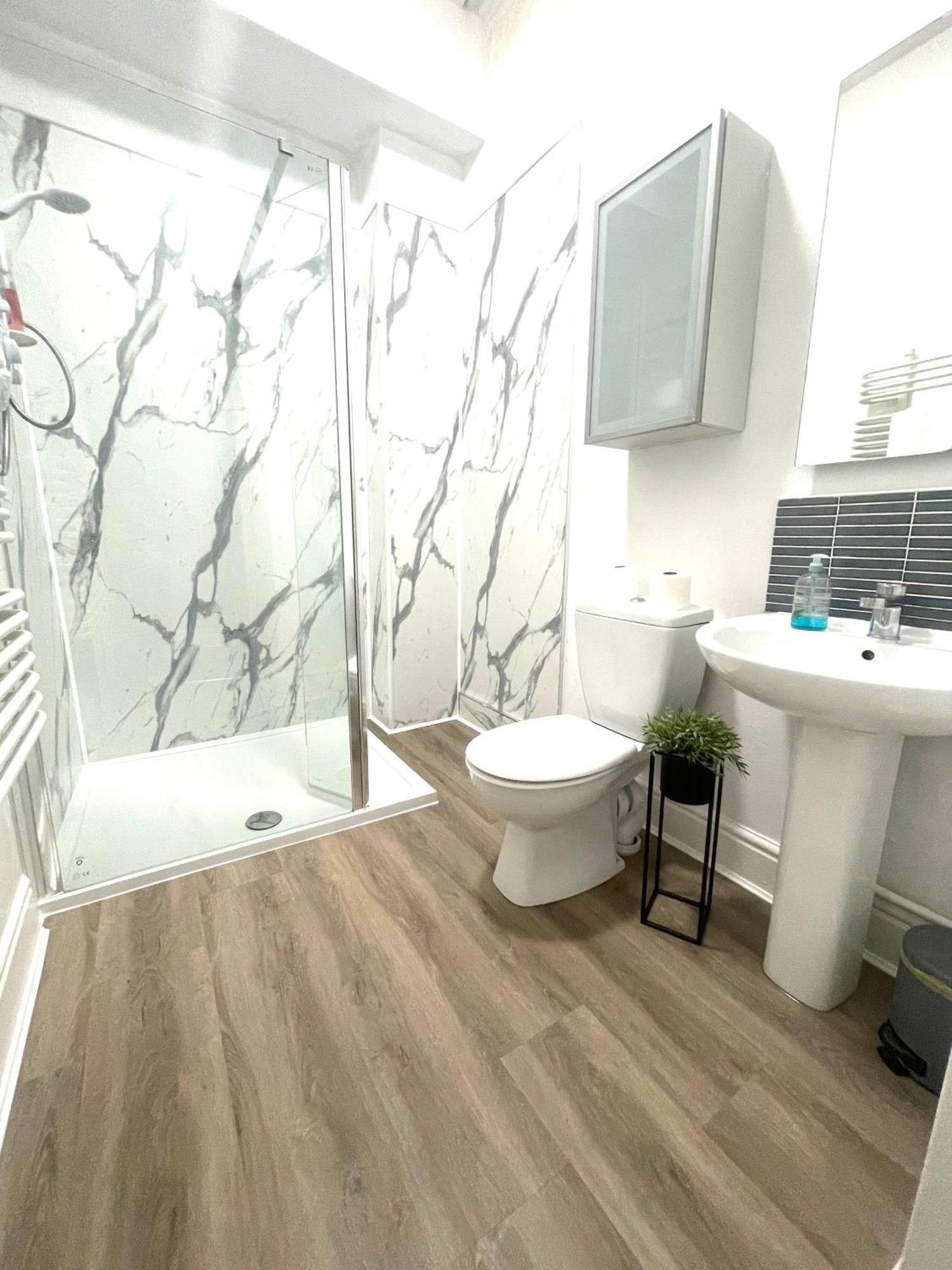 Stylish Apartment With Secure Parking Close To City 체스터 외부 사진